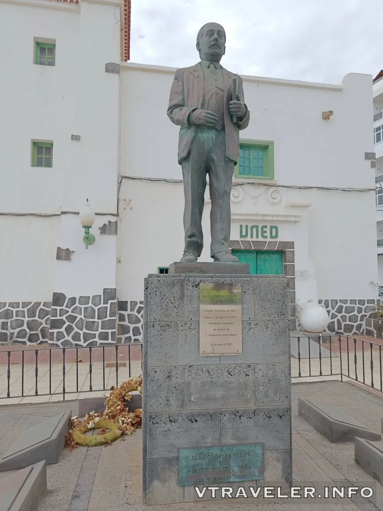 Estatua de Blas Cabrera Felipe - Arrecife