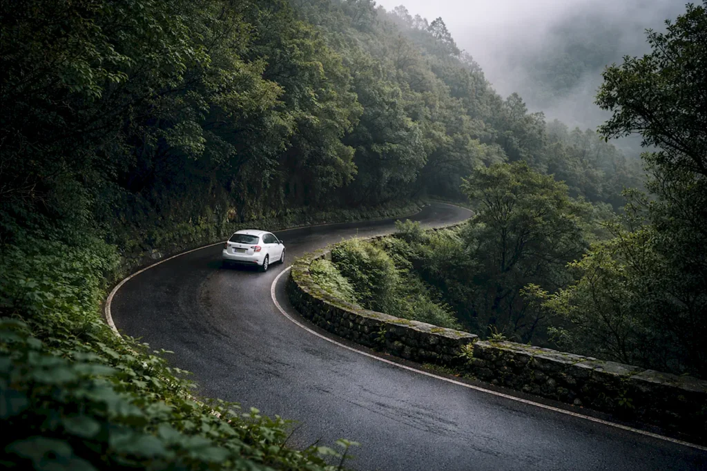 Дороги в парке Анага узкие и извилистые — будьте внимательны на поворотах Горный серпантин в парке Анага — особенности вождения на Тенерифе