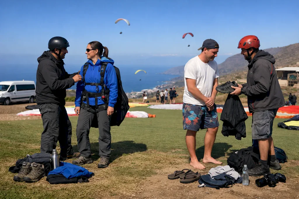 Контраст подготовки к параглайдингу Тенерифе: турист в правильной экипировке и неподготовленный в шлепанцах