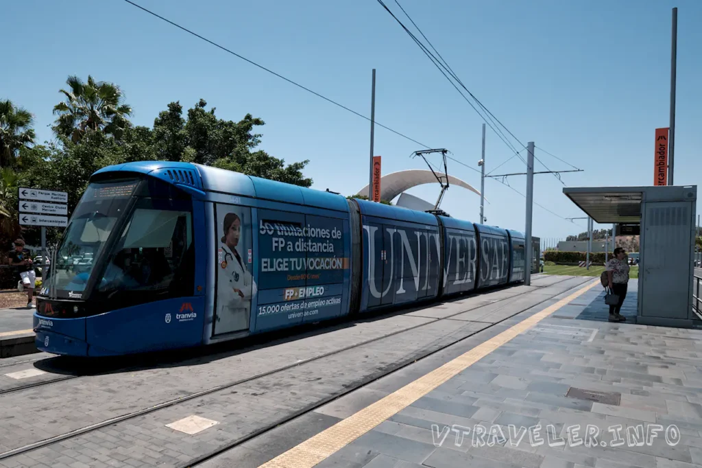 Белый трамвай Alstom линии 1 Метротенерифе в центре Санта-Крус-де-Тенерифе Трамвай Метротенерифе в Санта-Крус — современный общественный транспорт