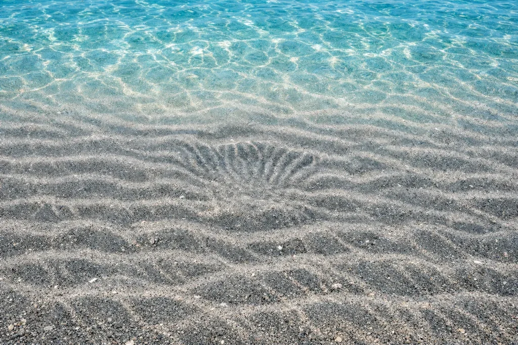 Прозрачная мелкая вода на песчаном пляже Тенерифе глубиной 1 метр — среда обитания рыбы-араны