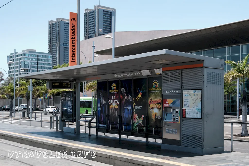 Транспортная остановка на Тенерифе и автомат по пополнению абонементов TEN+ Транспортная остановка на Тенерифе и автомат по пополнению абонементов TEN+